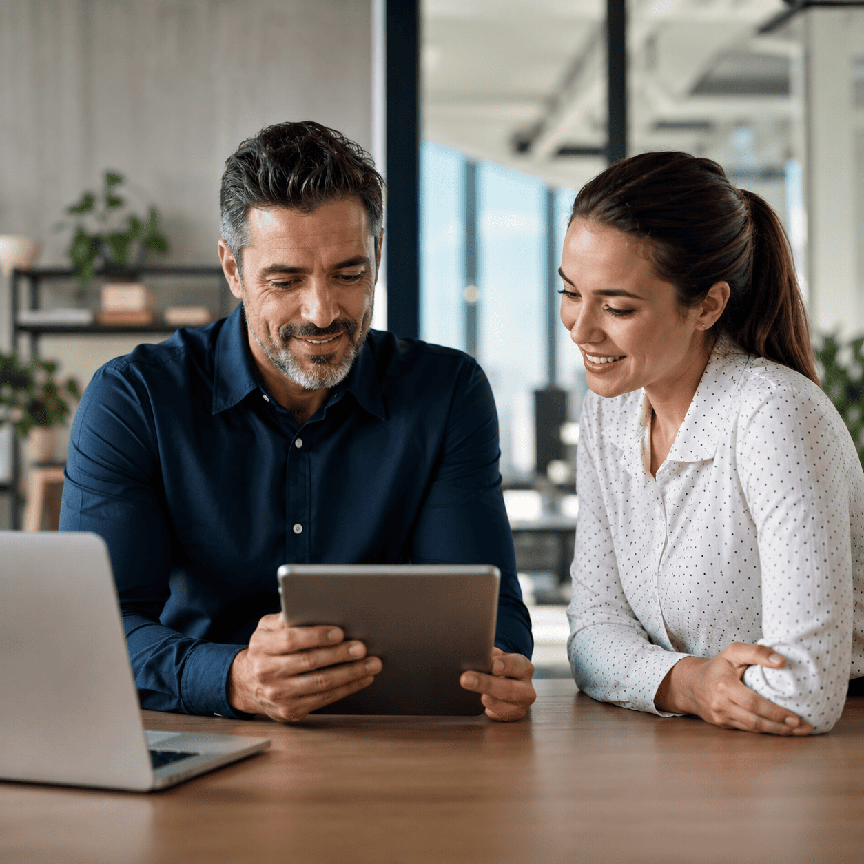 Colaborando em ambiente de trabalho moderno